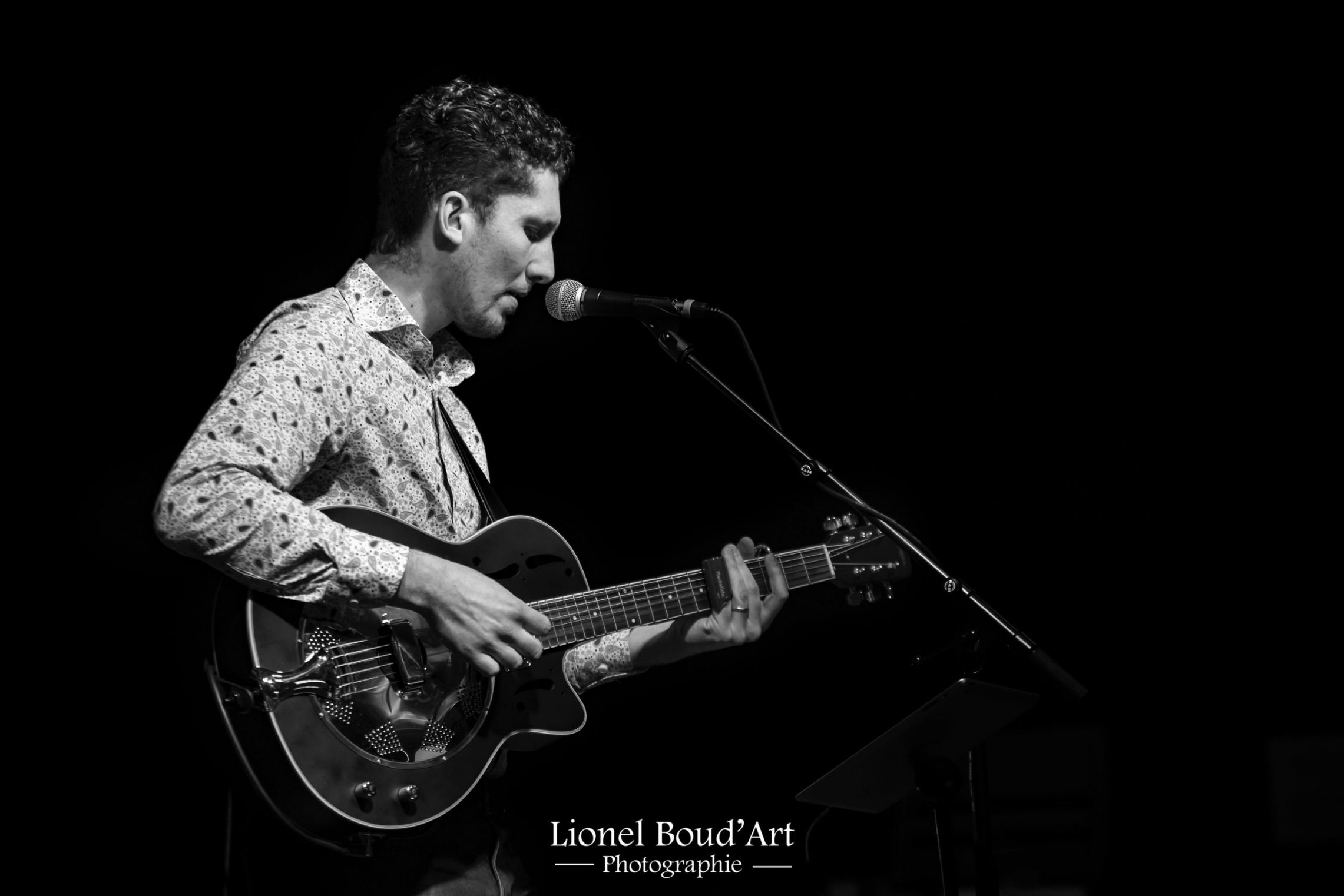 Lucas Mattioni, guitariste et chanteur des Pangies, apportant une touche folk et pop-rock aux performances du duo avec son jeu de guitare dynamique et sa voix captivante.